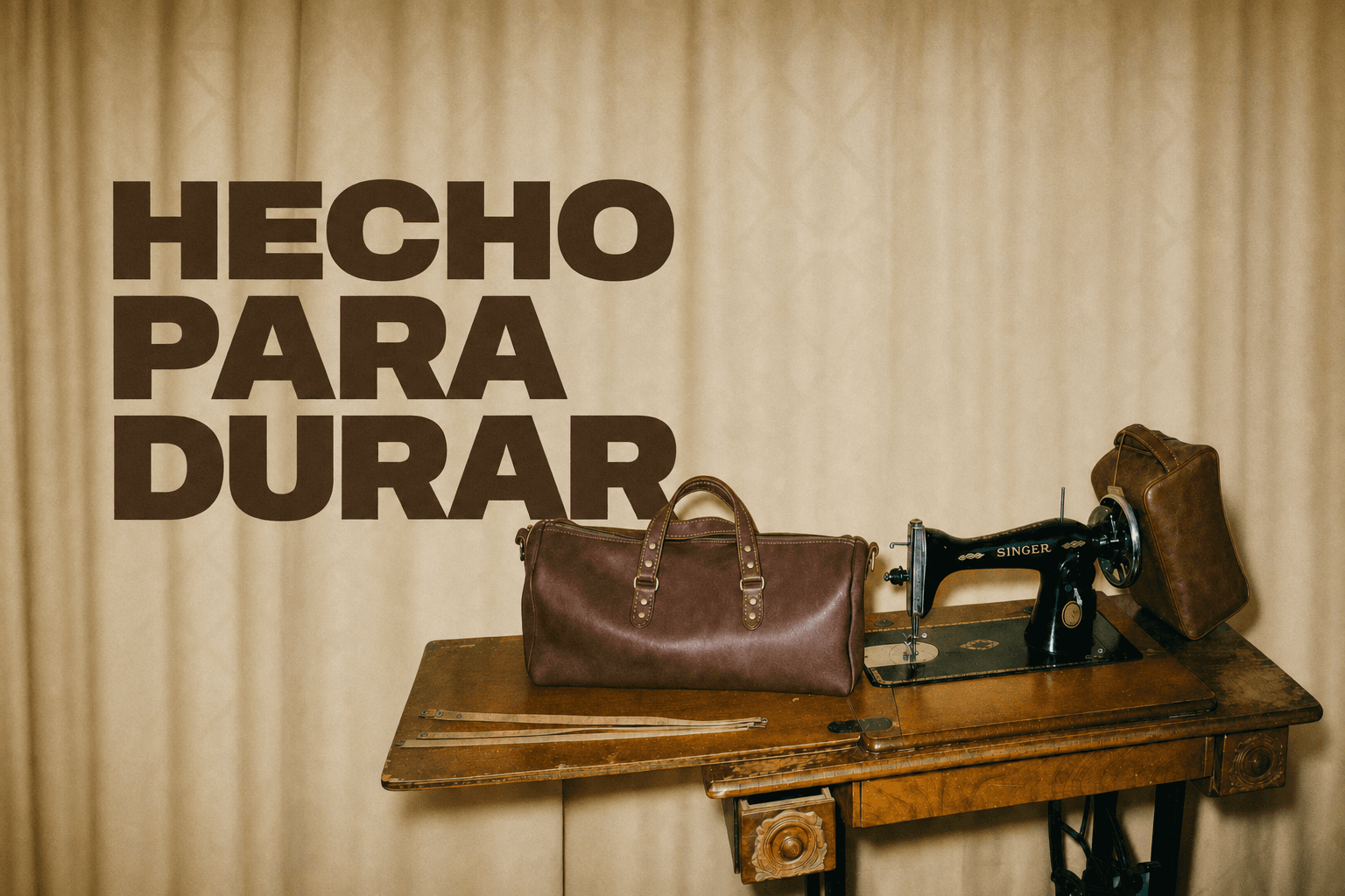 Bolso de cuero Santa Cueros junto a una máquina de coser Singer antigua — hecho para durar