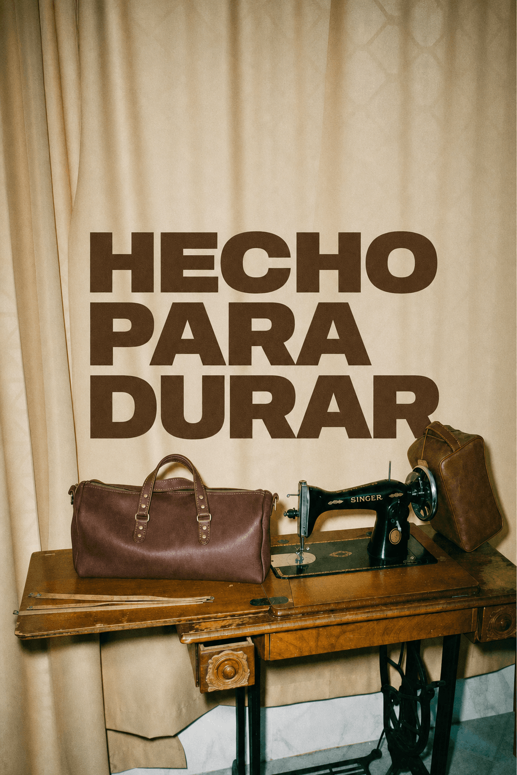Bolso de cuero Santa Cueros junto a una máquina de coser Singer antigua — hecho para durar