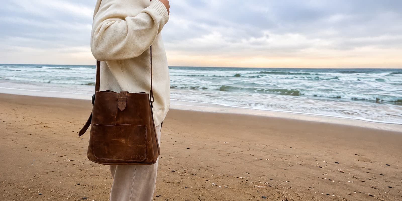 Bolso matero Lyford de Santa Cueros al atardecer en la playa