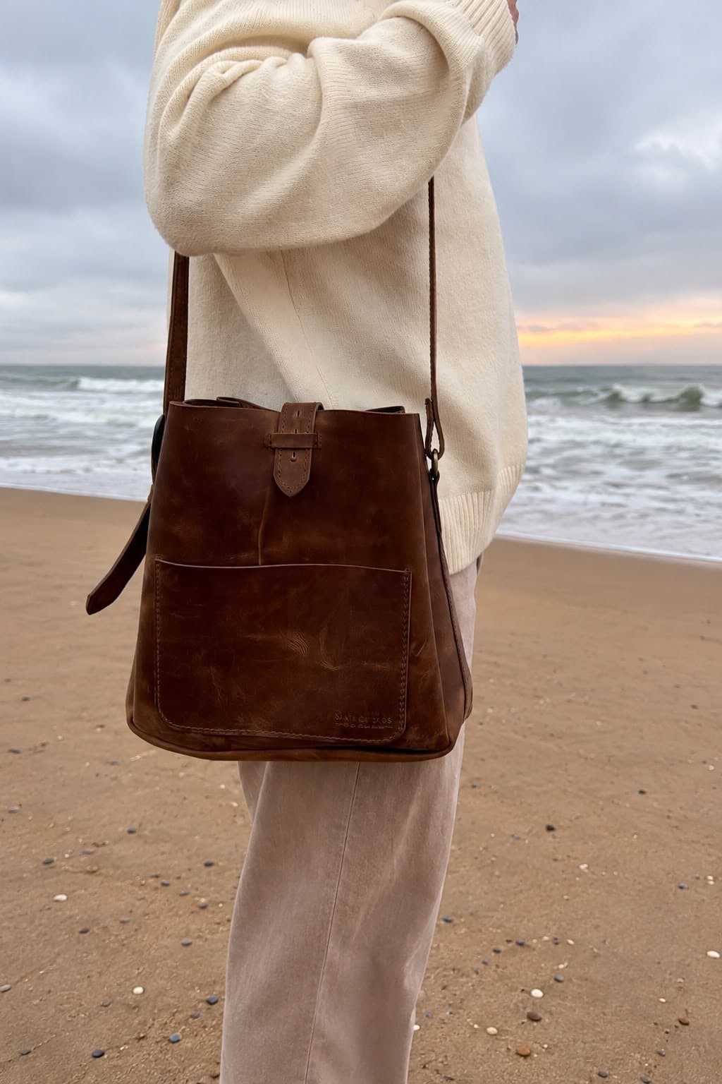 Bolso matero Lyford de Santa Cueros al atardecer en la playa